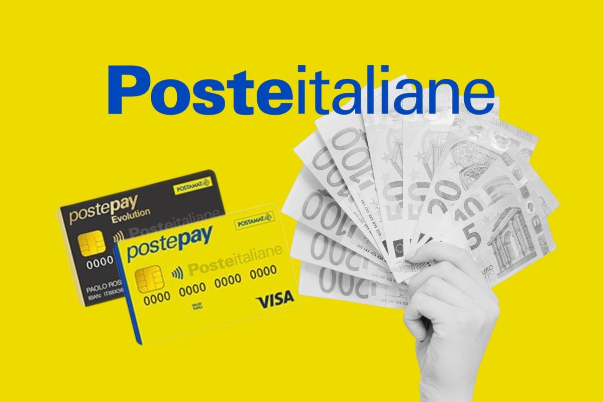 scritta Poste Italiane con carte postepay e mano che tiene banconote euro in bianco e nero