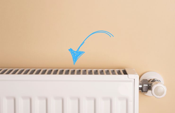 termosifone con una freccia azzurra che lo indica