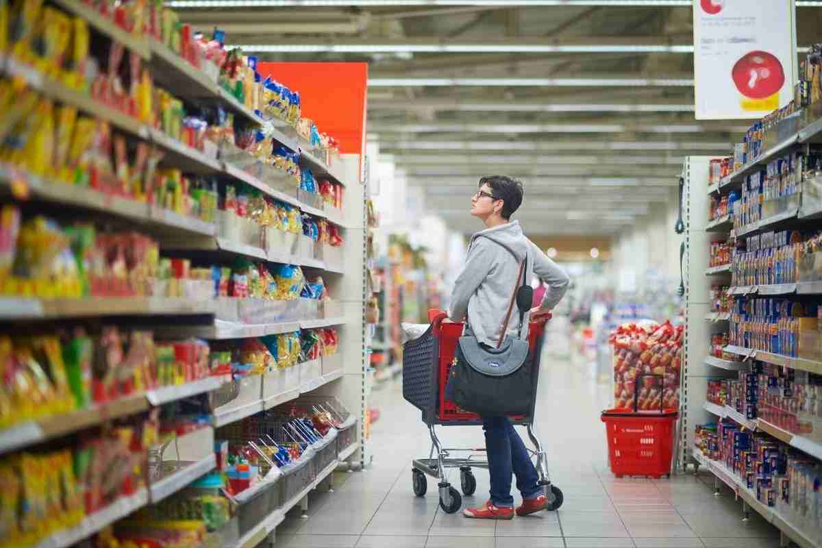 Donna controlla scaffali del supermercato