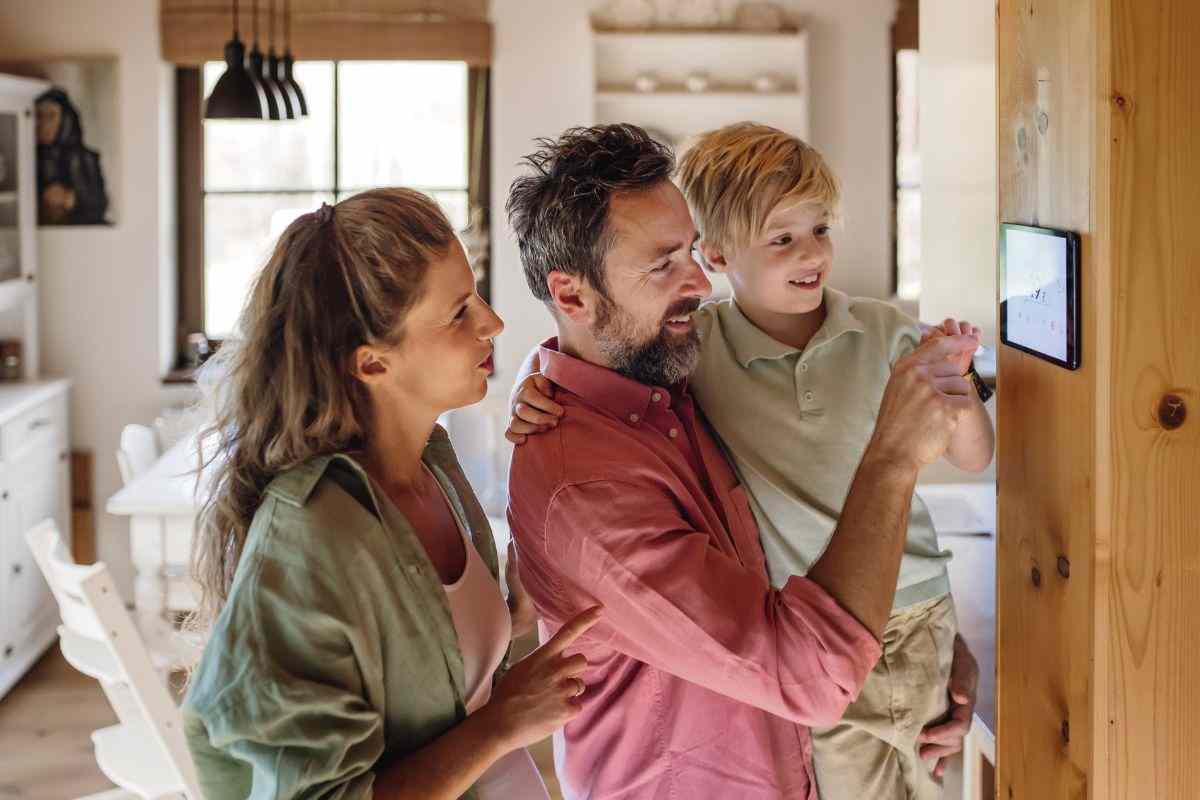 Famiglia imposta temperatura in casa