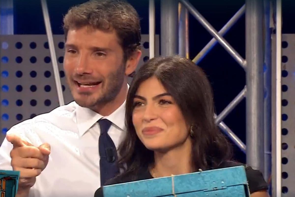 Stefano De Martino con concorrente campana