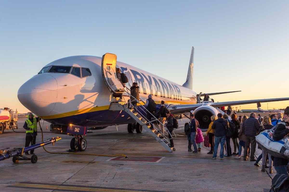 Passeggeri salgono su aereo Ryanair