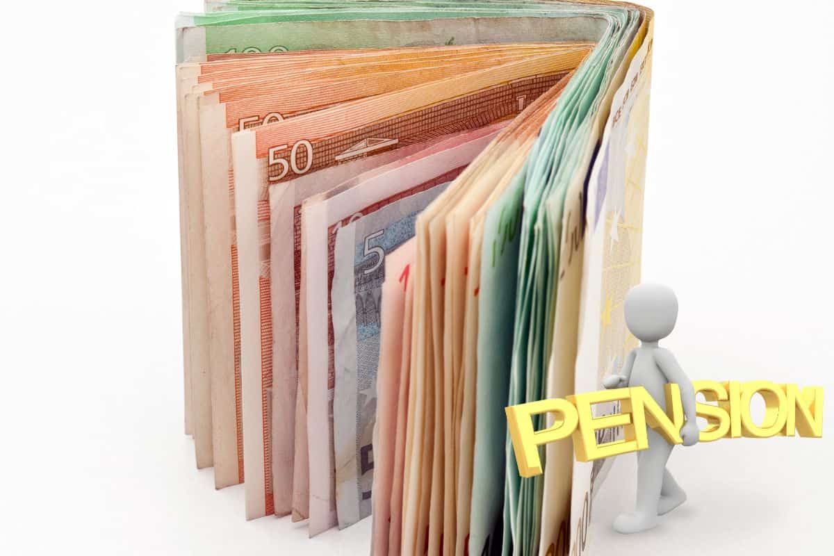 banconote euro con omino che porta in mano scritta pension