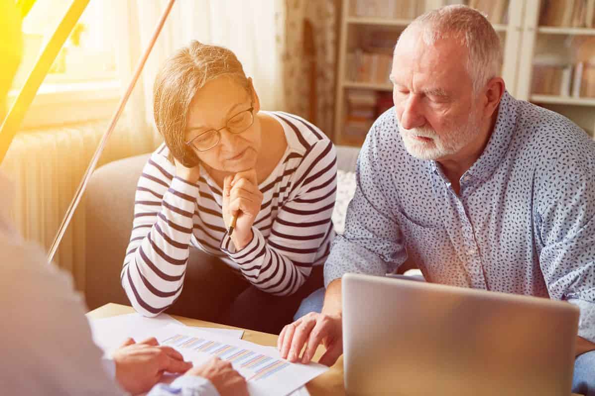 coppia di pensionati che controlla dei fogli