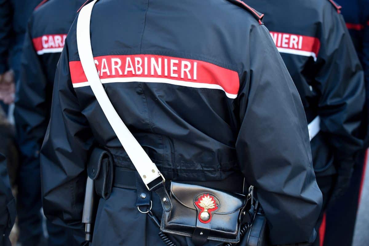 Carabinieri di spalle