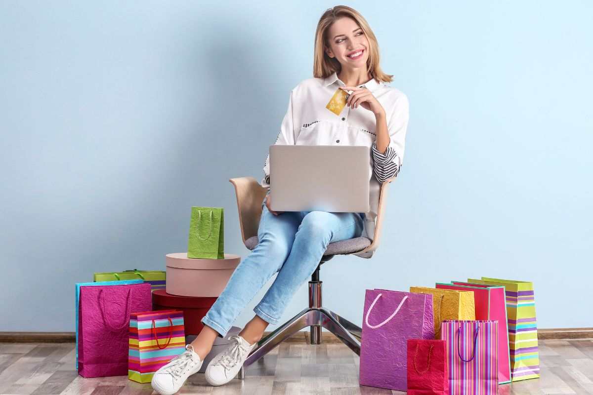 Ragazza si diverte a fare shopping online